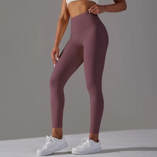 legging-sport-femme-rose-femme-main-sur-hanche