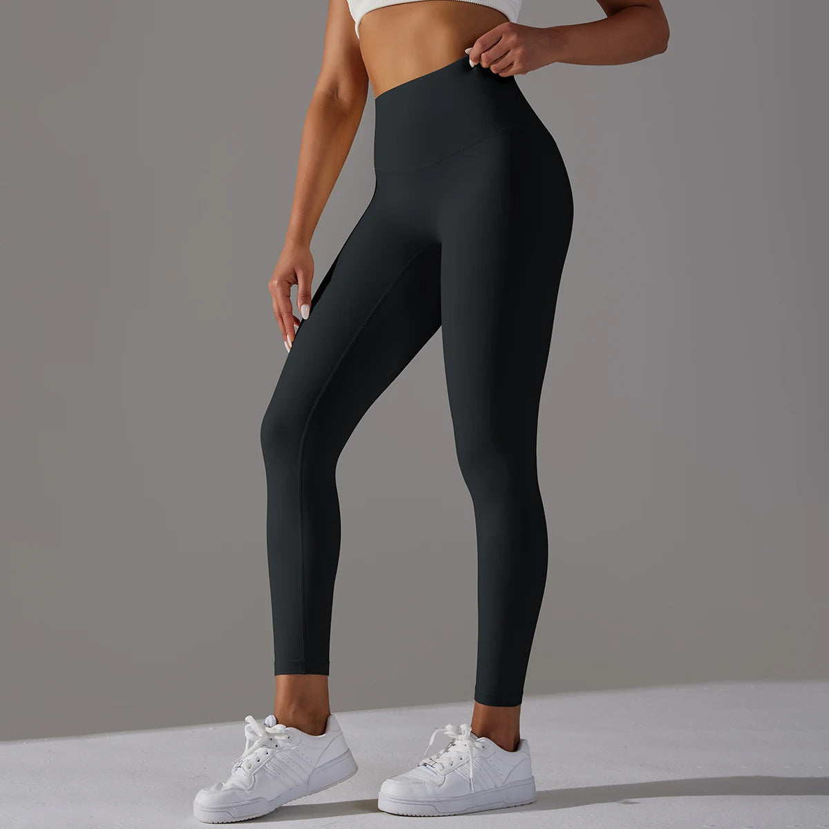 legging-sport-femme-noir-femme-main-sur-hanches