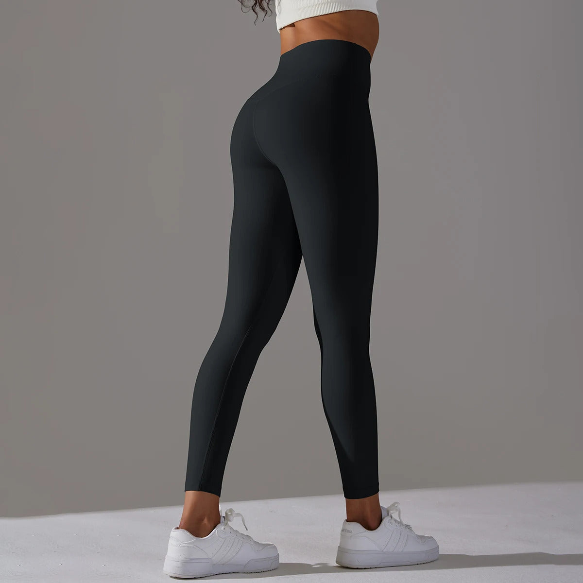 legging-sport-femme-noir-femme-jambes-fines