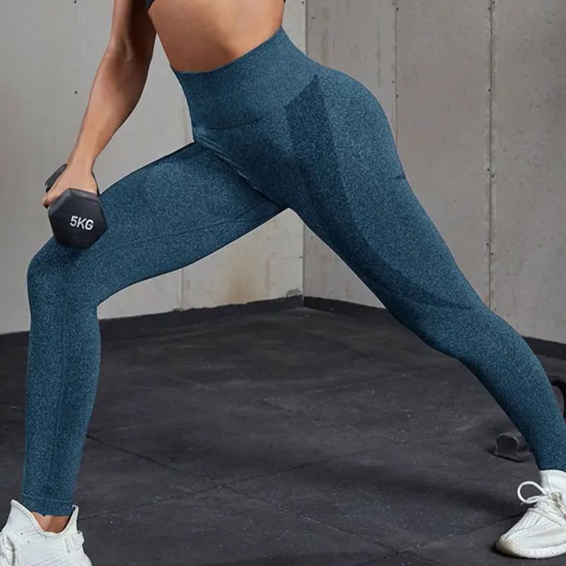 legging-sport-femme-haltere-dans-main