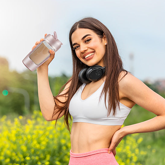 shaker dans main droite femme casque musique autour cou