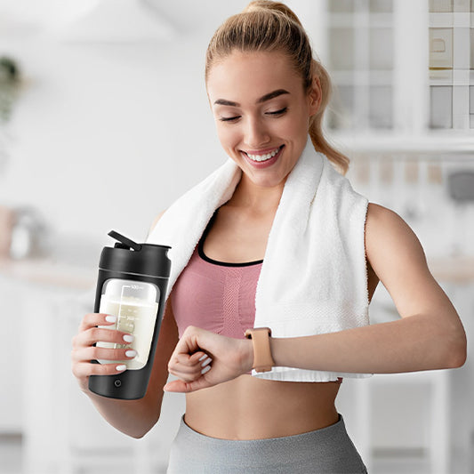 shaker dans main droite femme serviette autour cou