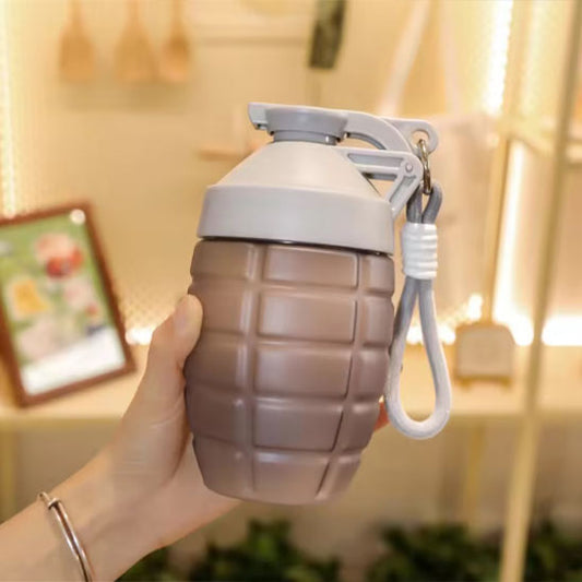 shaker grenade dans main gauche femme