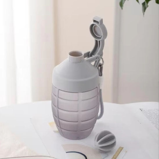 shaker grenade sur table bouchon ouvert