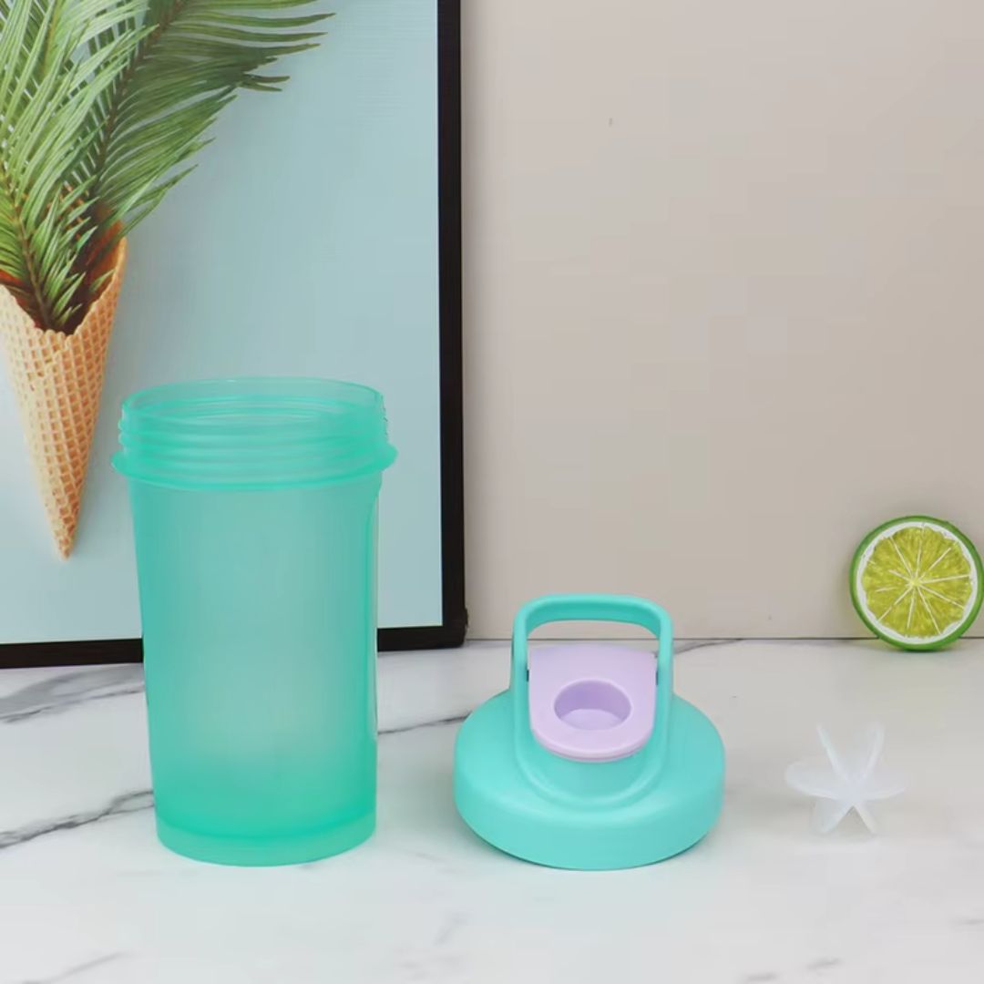 shaker protéine vert à côté rondelle citron vert et plante bouchon posé côté