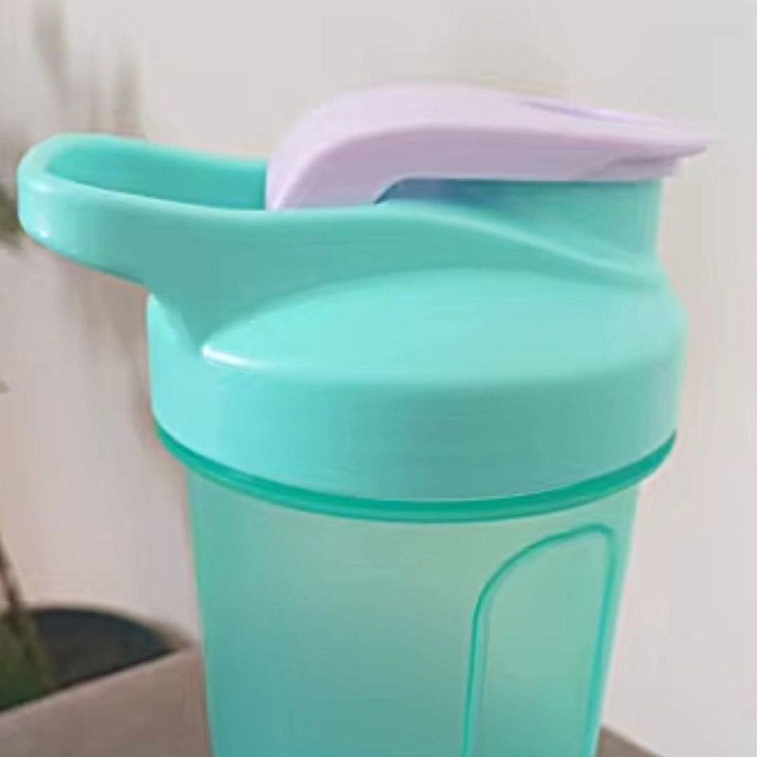 shaker protéine vert bouchon couvercle fermés