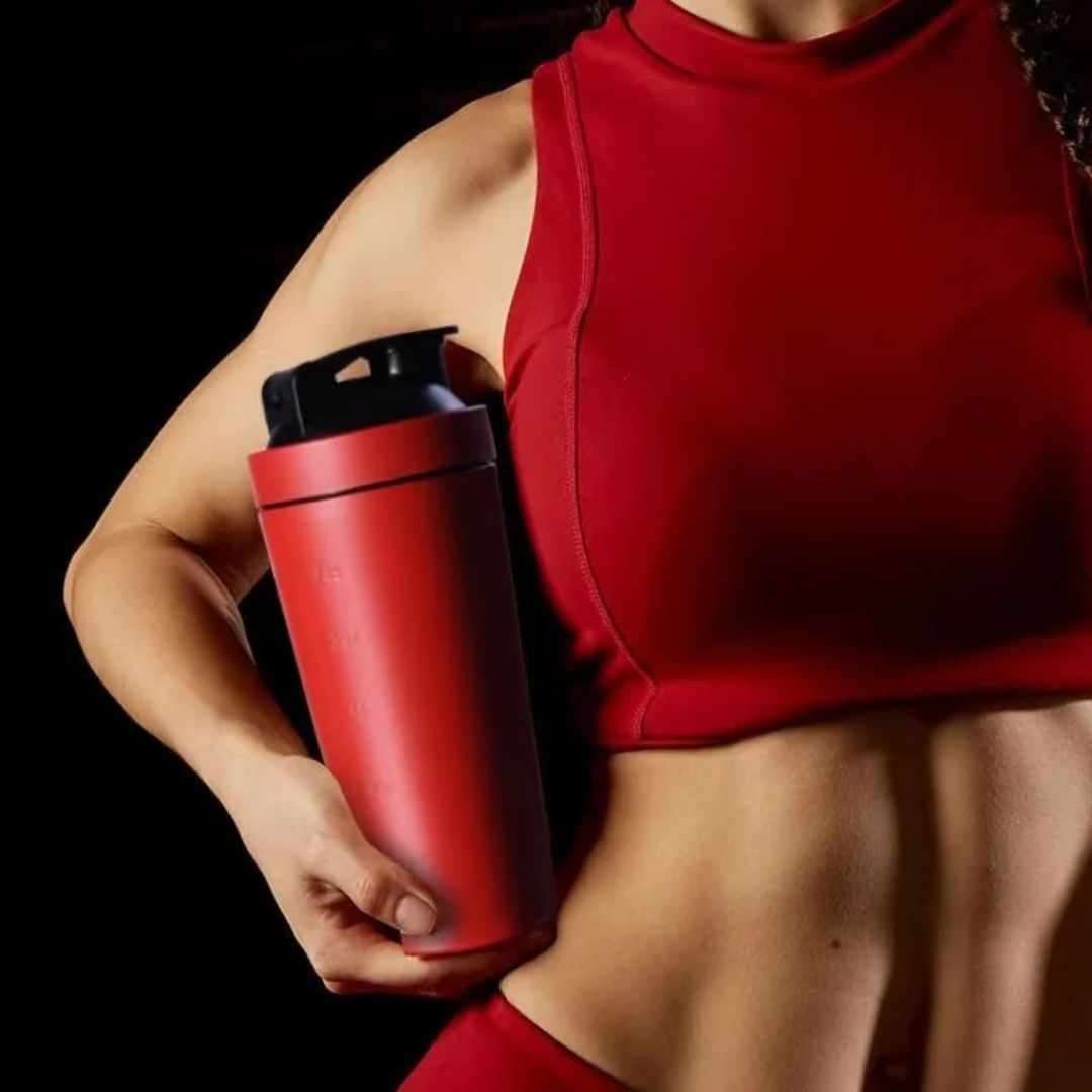 shaker rouge dans main droite femme brassière rouge