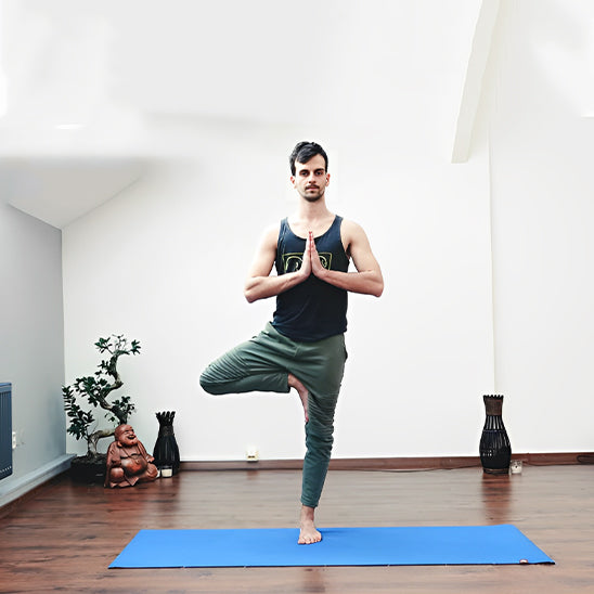 tapis-de-gym-multiusage-homme-salon-debout-posture-arbre-yoga