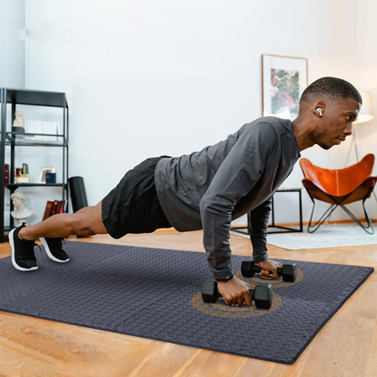 tapis-de-gym-puzzle-noir-homme-halteres-en-gainage-dans-salon