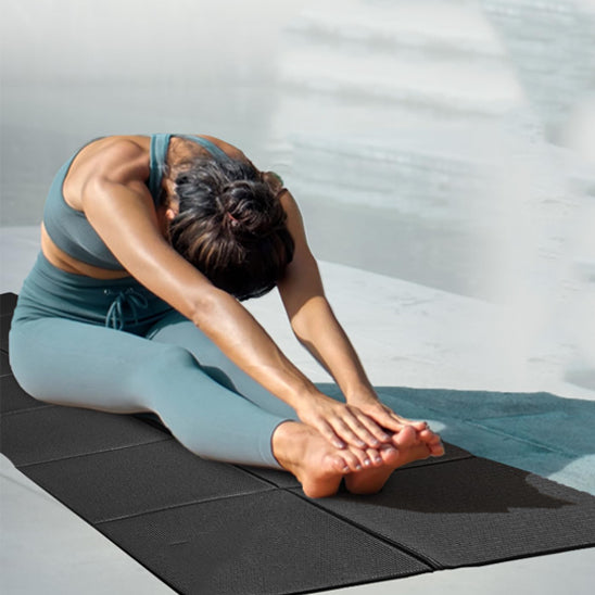 tapis-de-gym-yogafit-noir-femme-etirements-au-sol