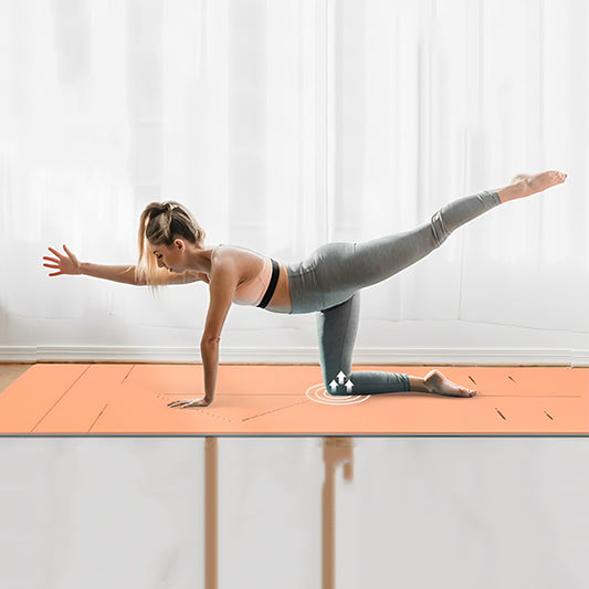 tapis de yoga femme posture equilibre jambes et bras tendus