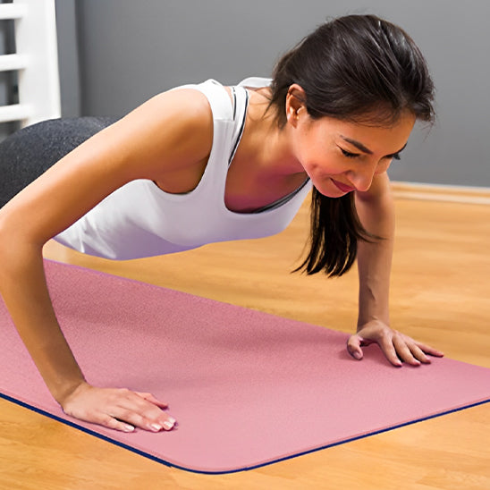 tapis-de-yoga-surya-femme-sur-poignets-pompes