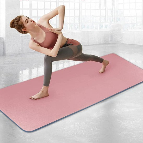 tapis-de-yoga-surya-femme-posture-anjaneyasana-studio-yoga-blanc