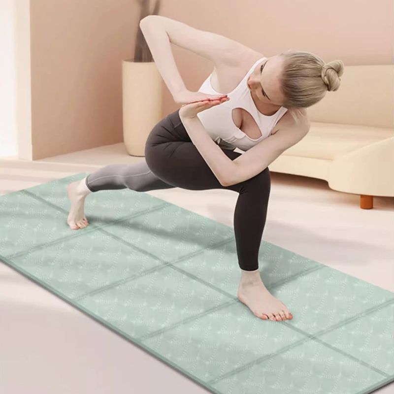 tapis_de_yoga_lotus_vert_femme_en_posture_yoga