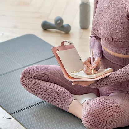 tapis_gym_femme_qui_lit_sur_tapis_en_tailleur
